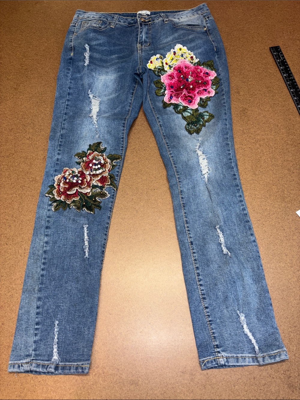 Woman’s SZ 6 Medium Straight leg Jeans with Pink, Red & Yellow Floral Appliqués - Picture 2 of 11